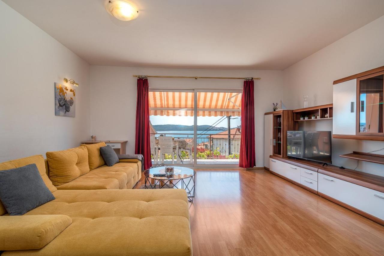 Comfortable Apartment Near The Sea Trogir Exterior foto